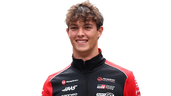 Oliver Bearman sorprende tutti: vince in kart travestito da “nonno”