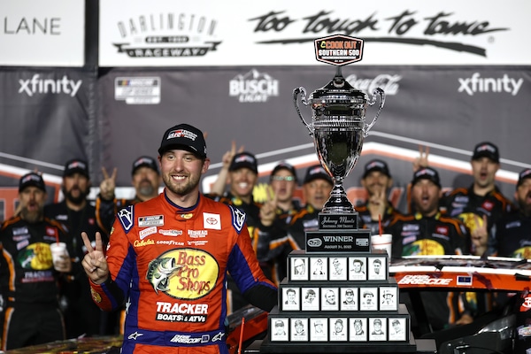 NASCAR: Briscoe vince nel dominio Toyota di Darlington