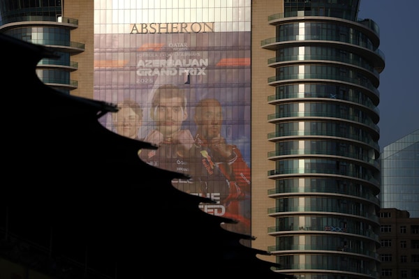 La griglia di partenza del GP dell'Azerbaijan: Carlos Sainz in P2, dietro a Max Verstappen