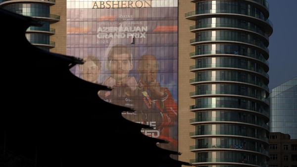 La griglia di partenza del GP dell'Azerbaijan: Carlos Sainz in P2, dietro a Max Verstappen