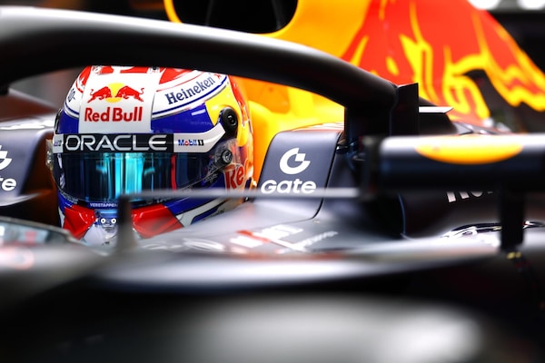 Max Verstappen conquista la sua prima pole a Baku, davanti a uno straordinario Sainz
