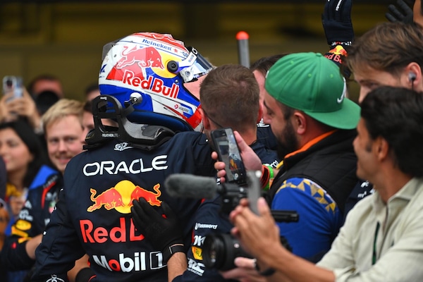 Verstappen domina a Baku, Sainz sul podio e Piastri out. Ferrari, che fatica