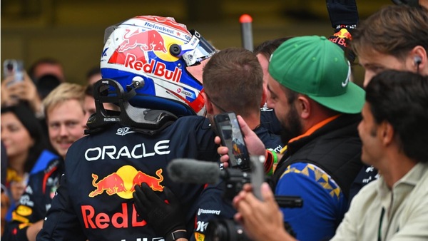 Verstappen domina a Baku, Sainz sul podio e Piastri out. Ferrari, che fatica