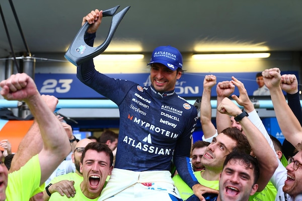 Carlos Sainz sul podio a Baku con un regalo speciale