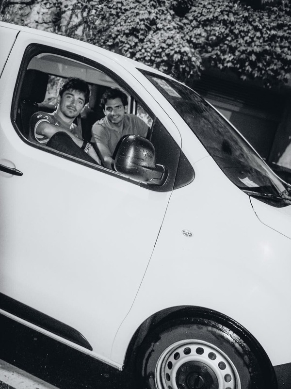 Sainz e Leclerc, da Baku a Monaco tra dirottamento e risate