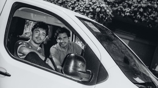 Sainz e Leclerc, da Baku a Monaco tra dirottamento e risate