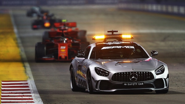 Bernd Mayländer, il “campione invisibile” del GP di Singapore: più giri in testa di Alonso, Verstappen e non solo