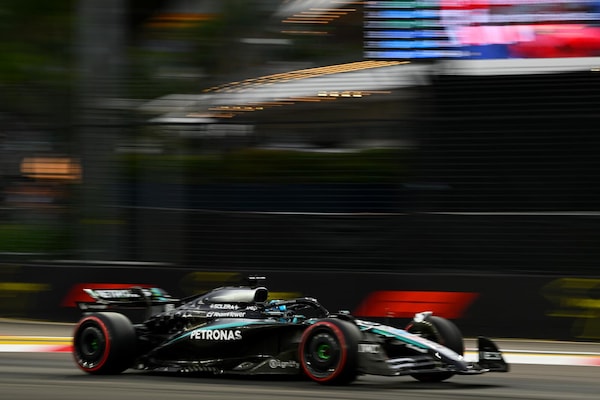 George Russell firma la pole position a Singapore, 6ª e 7ª le Ferrari