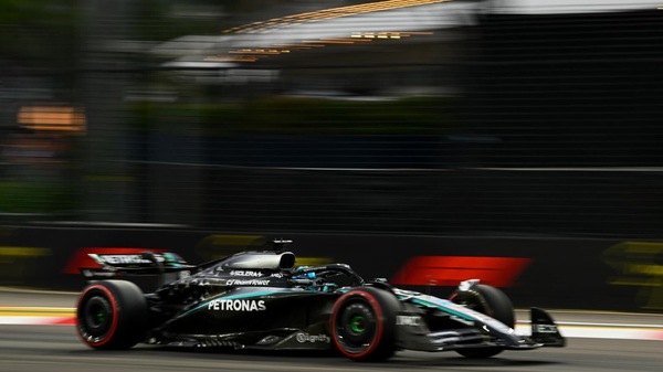 George Russell firma la pole position a Singapore, 6ª e 7ª le Ferrari