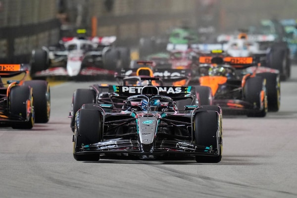 Russell vince a Singapore davanti a Max, McLaren è Campione del mondo