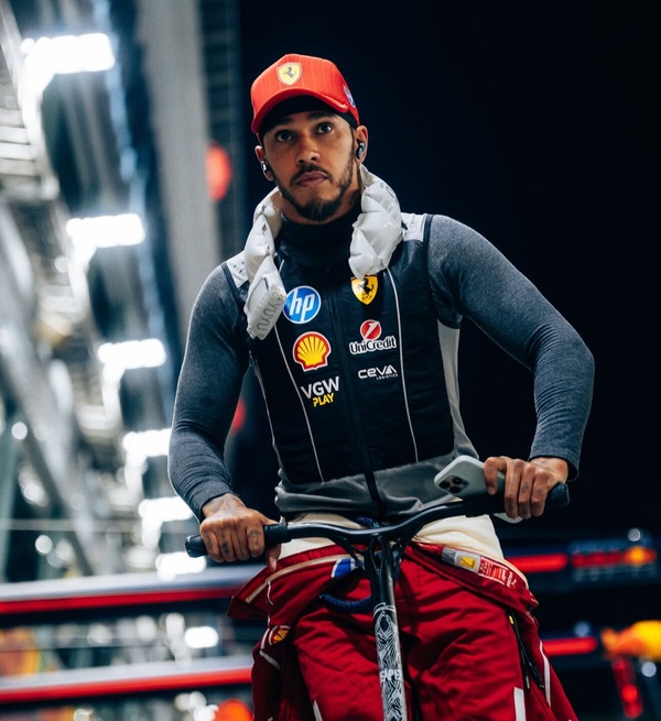 Hamilton e il messaggio social: “Settimana dura, ma provo gratitudine. Forza Ferrari”