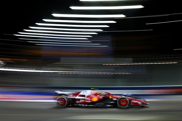 Ferrari sprofonda nel buio più pesto