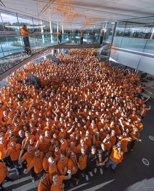 McLaren festeggia a Woking sulle note di “We Are the Champions”