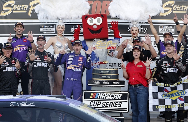 NASCAR: a Las Vegas Hamlin centra la finale, Blaney va KO
