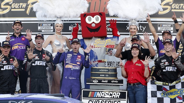 NASCAR: a Las Vegas Hamlin centra la finale, Blaney va KO