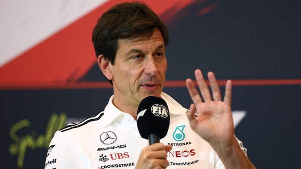 McLaren contro Verstappen, la corsa al titolo vista da Wolff: "L'inseguitore è favorito"