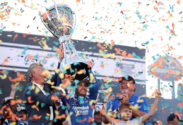 NASCAR: Larson campione a Phoenix, disperazione per Hamlin