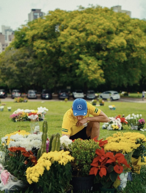 Kimi rende omaggio a Senna: gli scatti al cimitero di Morumbi