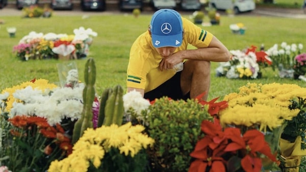 Kimi rende omaggio a Senna: gli scatti al cimitero di Morumbi