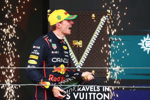 Verstappen, rimonta da urlo in Brasile: sul podio dalla pit lane