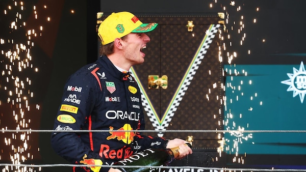 Verstappen, rimonta da urlo in Brasile: sul podio dalla pit lane