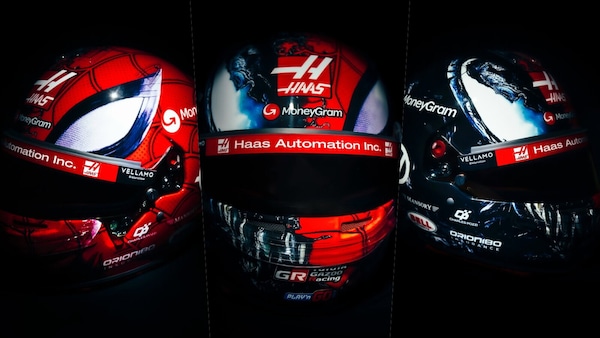 Ocon porta il suo supereroe preferito direttamente in pista