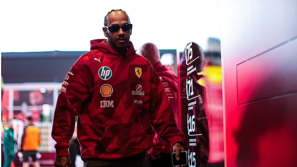 Hamilton: "Con John rapporto fantastico, credo nella Ferrari e tutti dobbiamo assumerci le responsabilità"