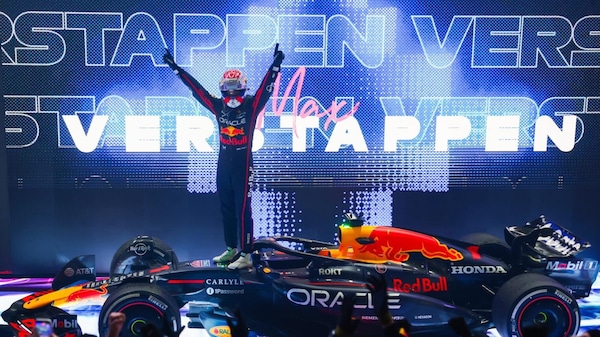 GP Qatar, le pagelle: Verstappen perfetto, Sainz sontuoso. Per la Ferrari è notte fonda, per Hamilton pure