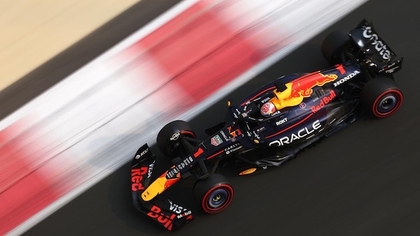 Verstappen in pole, davanti alle due McLaren