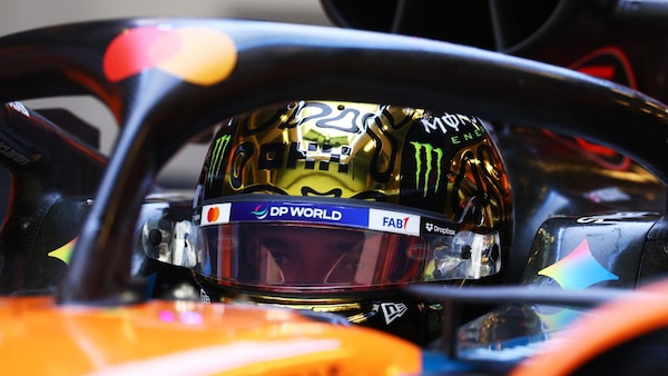 Norris sfoggia un casco d’oro ai test di Abu Dhabi