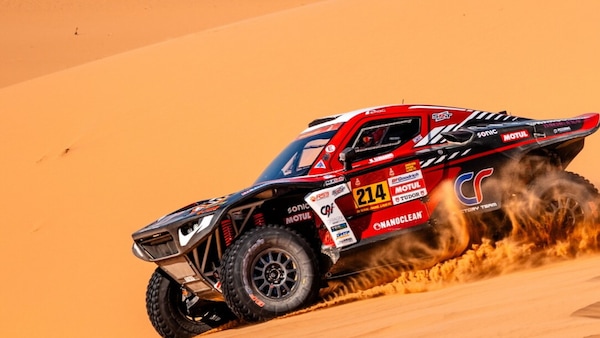 Dakar 2026, 10^ tappa: un buggy mette tutti in riga e c'è chi resta senza benzina