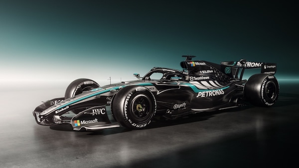 Mercedes W17, svelate le forme della 2026 con il motore "furbo"