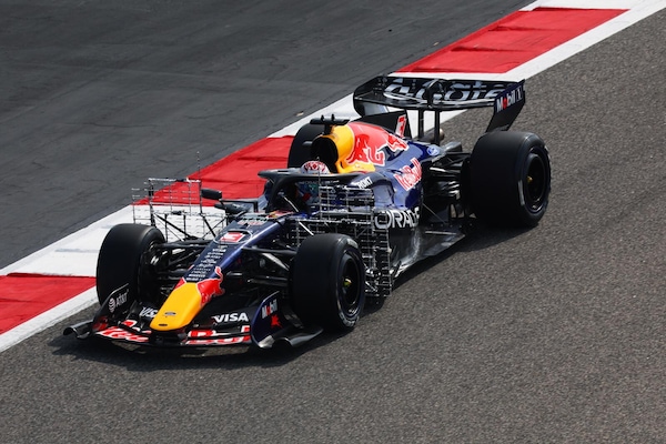 Test F1 Bahrain 2026, Verstappen mette tutti in riga al mattino