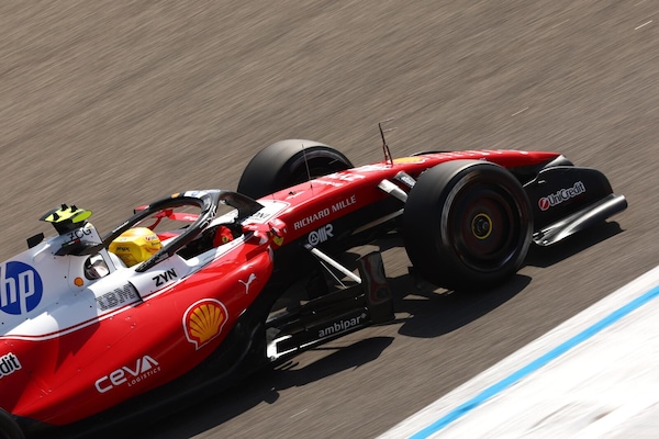 Hamilton, nel vento dei test di Sakhir luci e ombre sulla SF-26