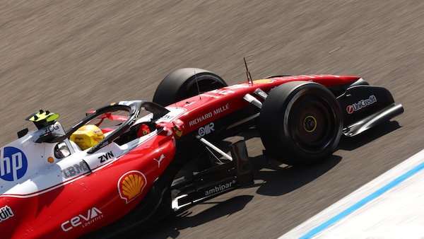 Hamilton, nel vento dei test di Sakhir luci e ombre sulla SF-26