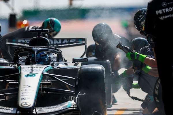 Test F1 Bahrain 2026 - day 3: Russell simula un GP, Hamilton secondo crono