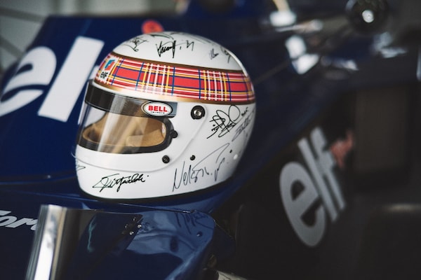 Ventuno campioni F1 firmano il casco di Jackie Stewart