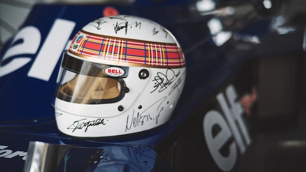 Ventuno campioni F1 firmano il casco di Jackie Stewart