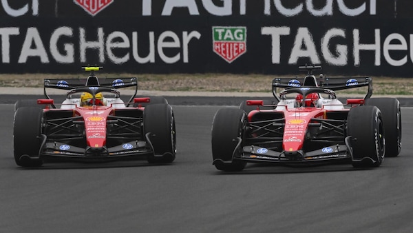 GP Cina, è show tra i due Ferrari: lotta e rispetto tra Hamilton e Leclerc