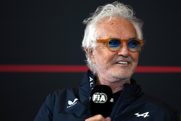 Briatore acquista all'asta il casco di Leclerc: la cifra è da capogiro