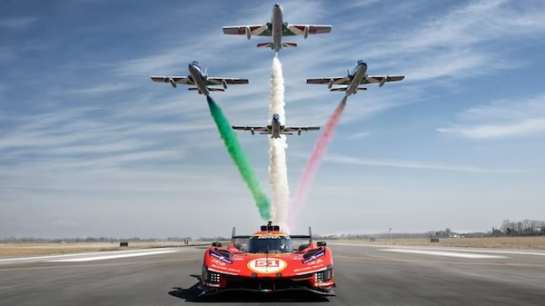 Ferrari incontra le Frecce Tricolori: spettacolo tra cielo e asfalto