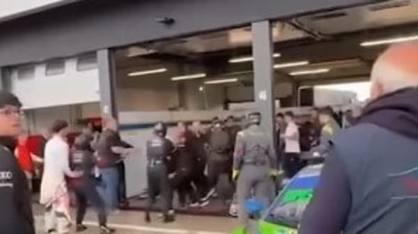 Botte da orbi a Misano, dopo un contatto in pista esplode la rissa al box