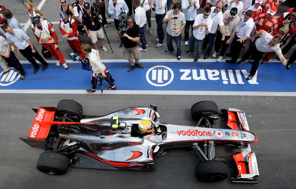 Hamilton e la McLaren spinta a mano: la folle pole del GP del Canada 2010