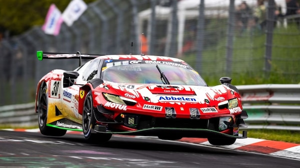 24 Ore del Nürburgring: dominio BMW, record Ferrari, intemperie e la curva Sabine