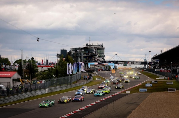 24 Ore Nurburgring, aggiornamento dopo 5 ore: c'è una Aston Martin davanti