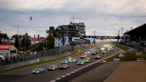 24 Ore Nurburgring, aggiornamento dopo 5 ore: c'è una Aston Martin davanti