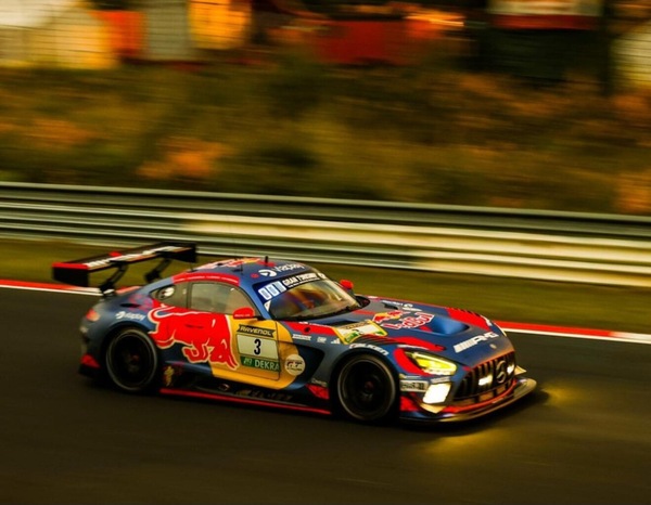 24 Ore Nurburgring, aggiornamento dopo 19 ore: Mercedes in controllo