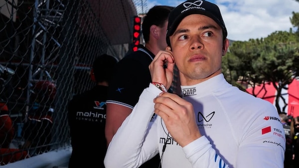 De Vries: "La F1 di oggi? Essere veloci non è più cruciale e i sorpassi sono artificiali"