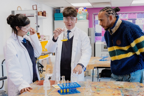 Hamilton "torna a scuola" con Mission 44: "L’inclusione è la chiave per il futuro"