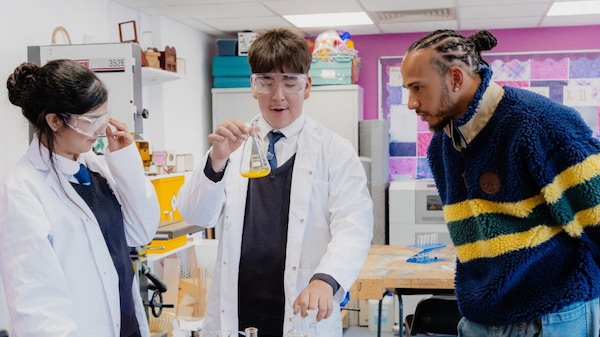 Hamilton "torna a scuola" con Mission 44: "L’inclusione è la chiave per il futuro"
